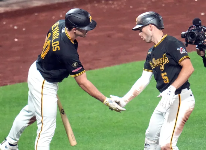 Pirates survive wild finish for win over Giants